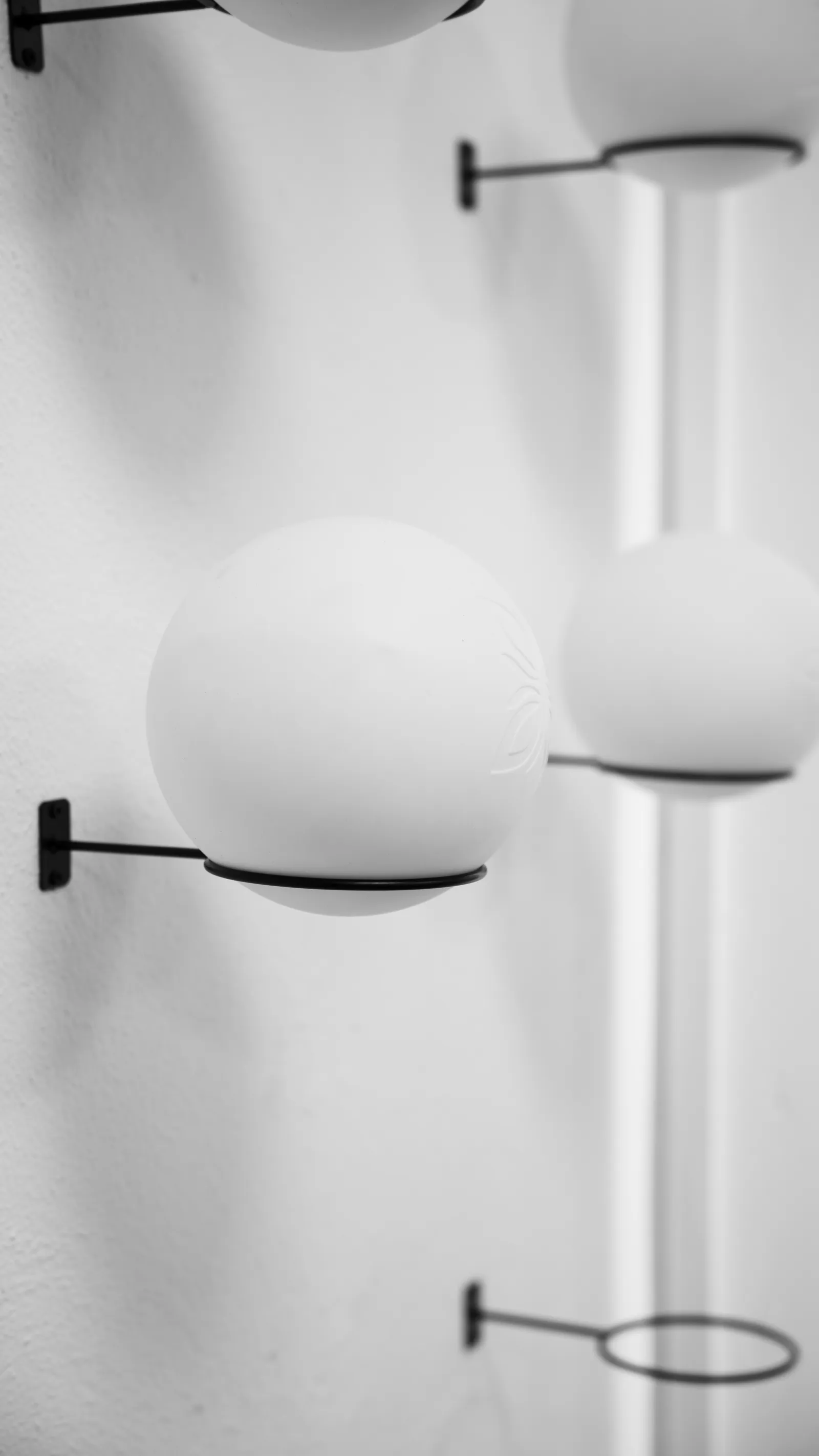 Stilles Detail: weiße Bälle und Ringe an der Studiowand