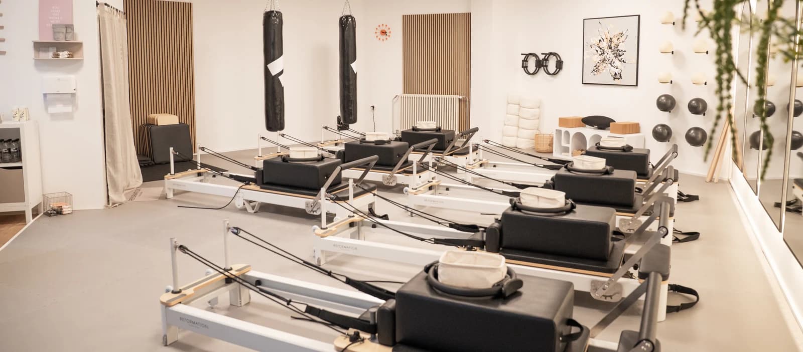 Die ganze Trainingsfläche: Reformer, Boxsäcke und Spiegelfront unter einem Dach
